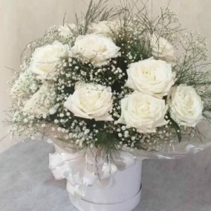 CAIXA COM 12 ROSAS BRANCAS